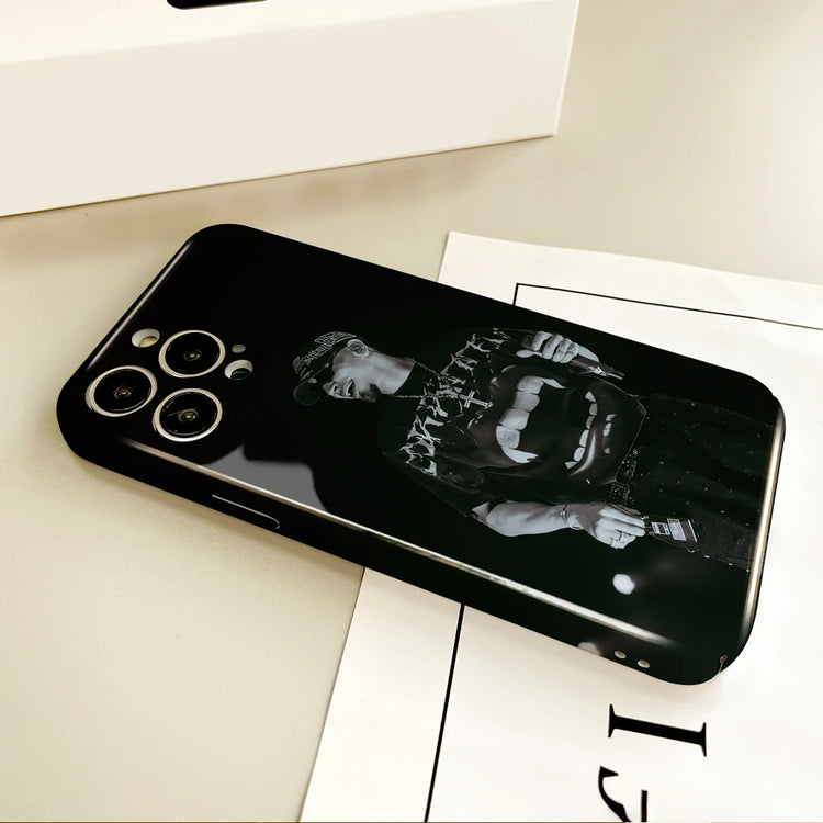 Funda Móvil Omar Courtz featuring a sleek black design with a graphic print, displayed on a minimalist background.
